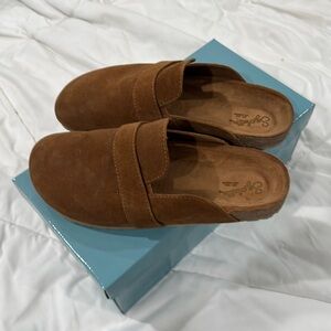 SEYCHELLES "HUDSON" Brown Suede Clogs - Size US 9.5; WORN TWICE